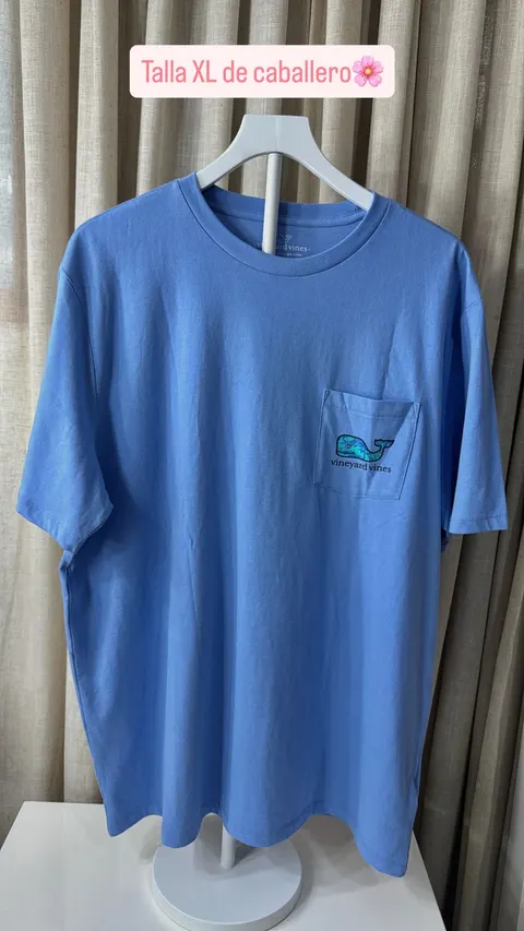 Historia de Instagram con una camiseta azul Vineyard Vines talla XL de caballero