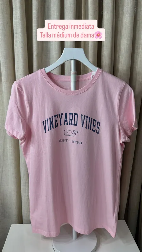 Historia de Instagram con una camiseta rosada Vineyard Vines, entrega inmediata