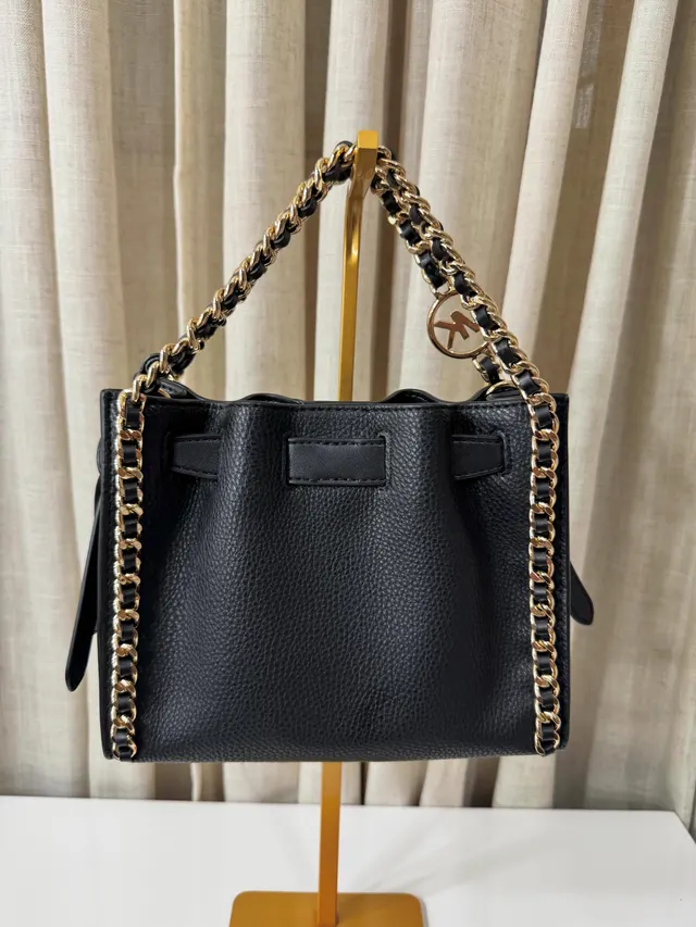Parte de atrás del bolso negro Michael Kors con cadena dorada