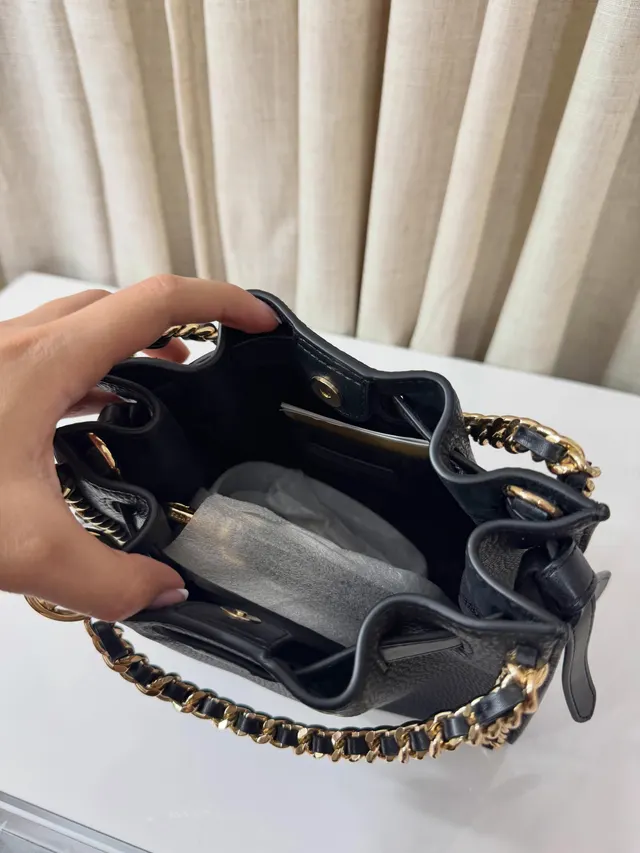 Interior del bolso Michael Kors con cierre de cordón y bolsillos