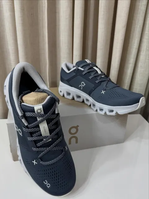Zapatillas On Cloud X azul marino sobre su caja