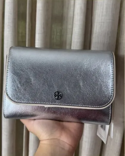 Cartera plateada metalizada Tory Burch