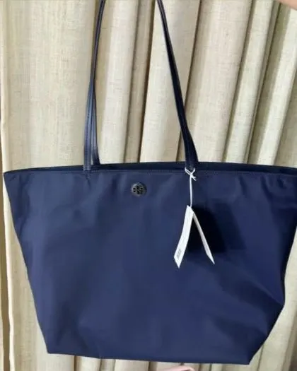 Tote de nylon azul marino con etiqueta