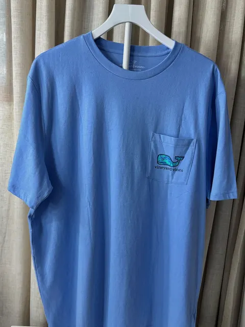 Camiseta azul con bolsillo Vineyard Vines