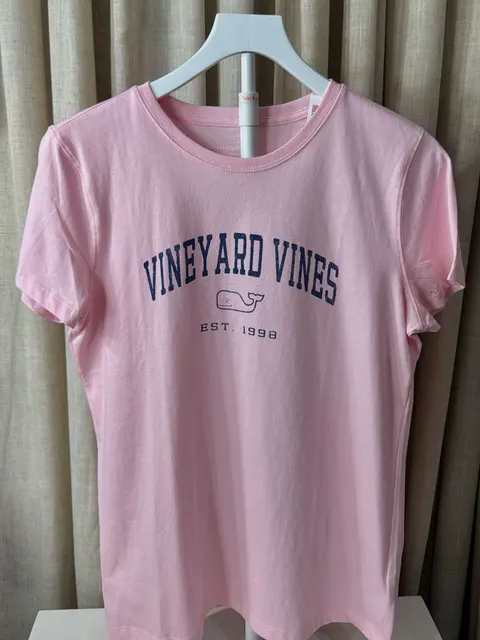 Camiseta rosada Vineyard Vines en un colgador