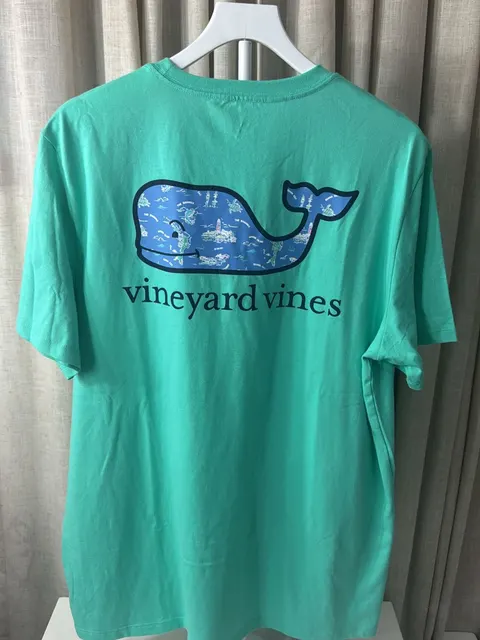 Camiseta verde Vineyard Vines con la ballena estampada en la espalda